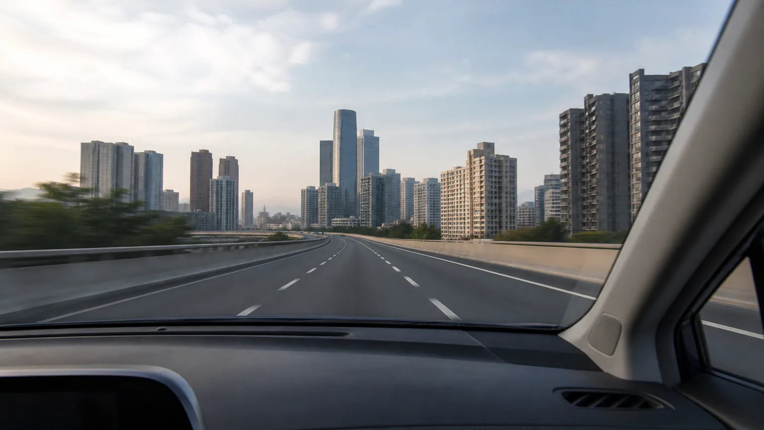 سيارة نقل على الطريق السريع من المطار إلى وسط المدينة