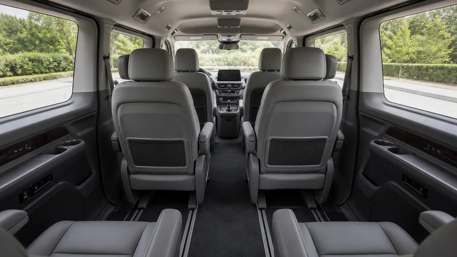 Interior de un Mercedes Vito con asientos de cuero y amplio espacio para las piernas